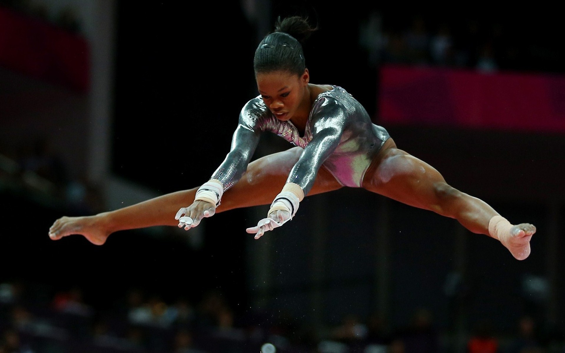 olympische spiele wettbewerb athlet ajiliti eine gymnastik erwachsene aktion balance stadion sportgeräte leistung ball energie london künstlerisch 2012