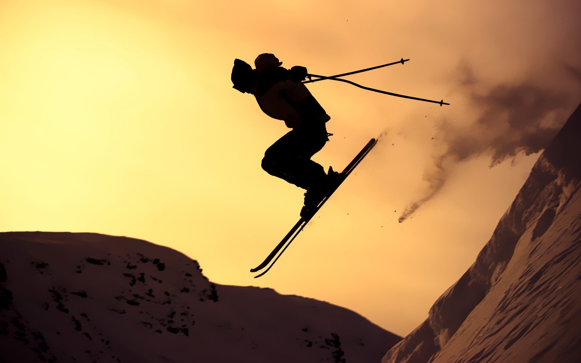 skifahren aktion hintergrundbeleuchtung ein sonnenuntergang silhouette erholung erwachsener mann schatten abenteuer im freien himmel sportgeräte wettbewerb reisen orange rot schnee skifahren