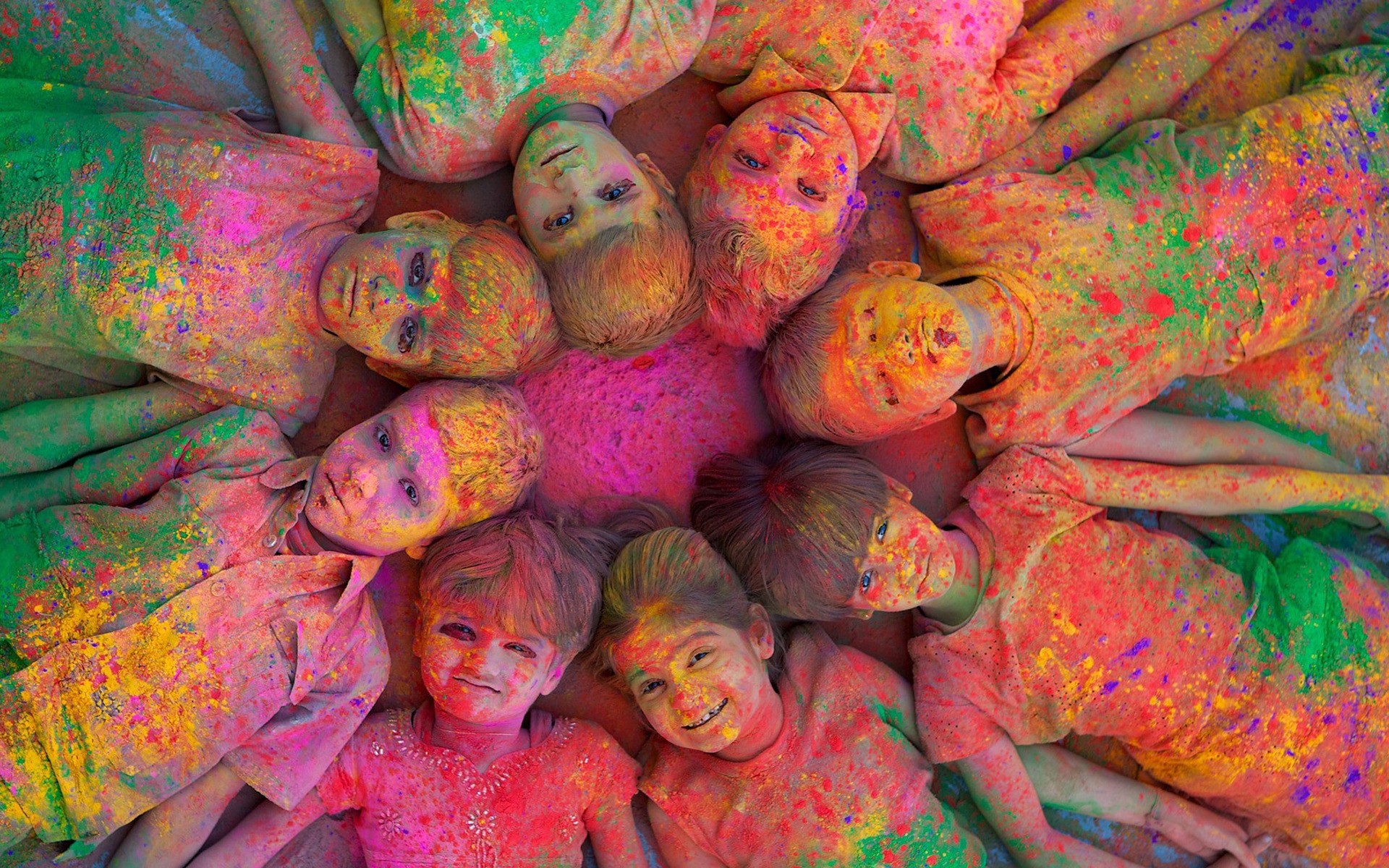 Разрисованный яркими. Праздник красок Холи в Индии. Фестиваль цвета Индия Холи краски. Фестиваль красок Холи дети в Индии. Разноцветные дети.