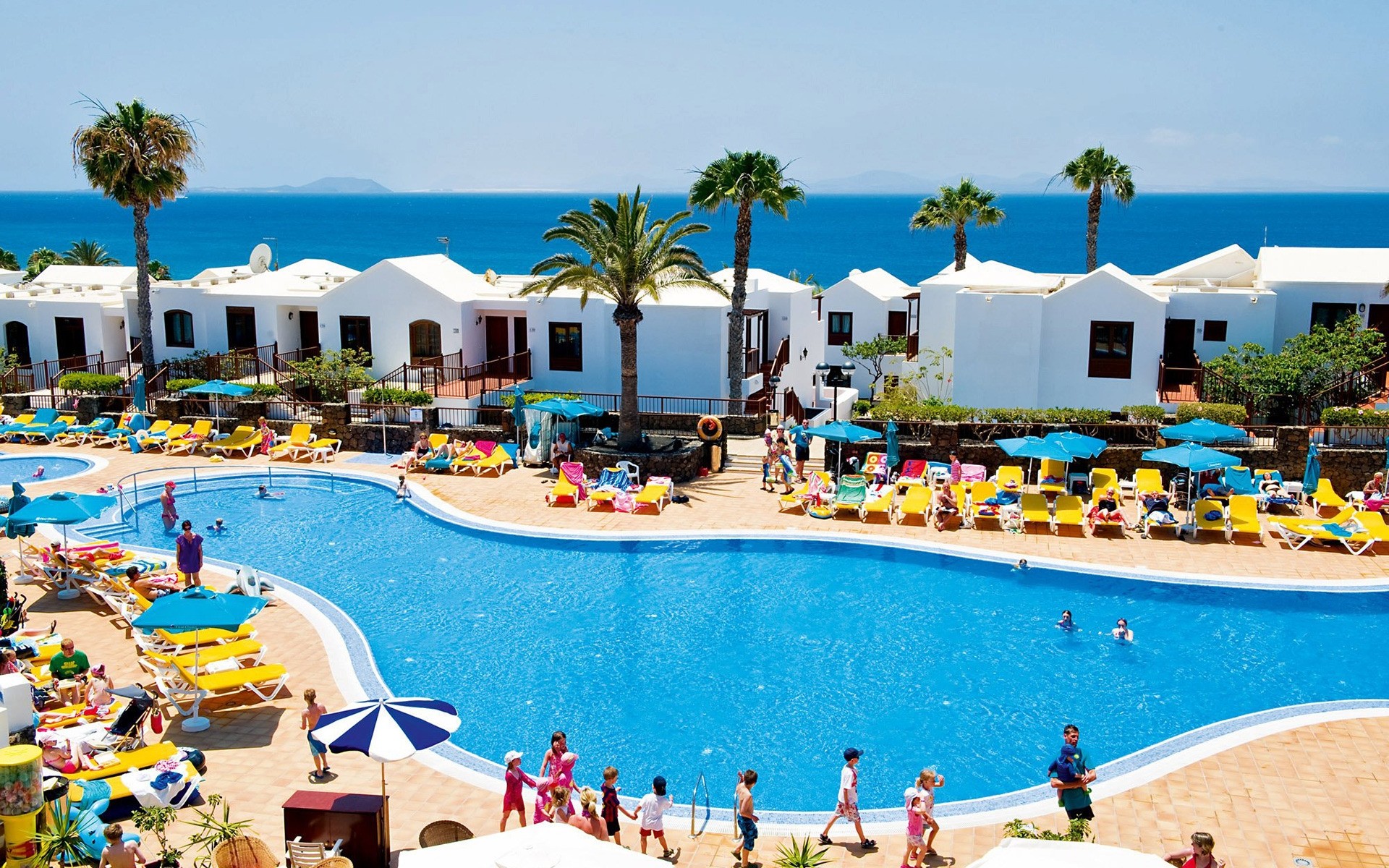 spanien resort schwimmbad schwimmen urlaub schwimmbad wasser reisen hotel regenschirm urlaub meer strand sommer pool meer stuhl luxus urlaub tropisch tourismus