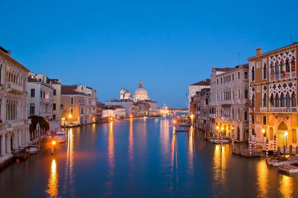 Abbagliamento notturno delle luci della città