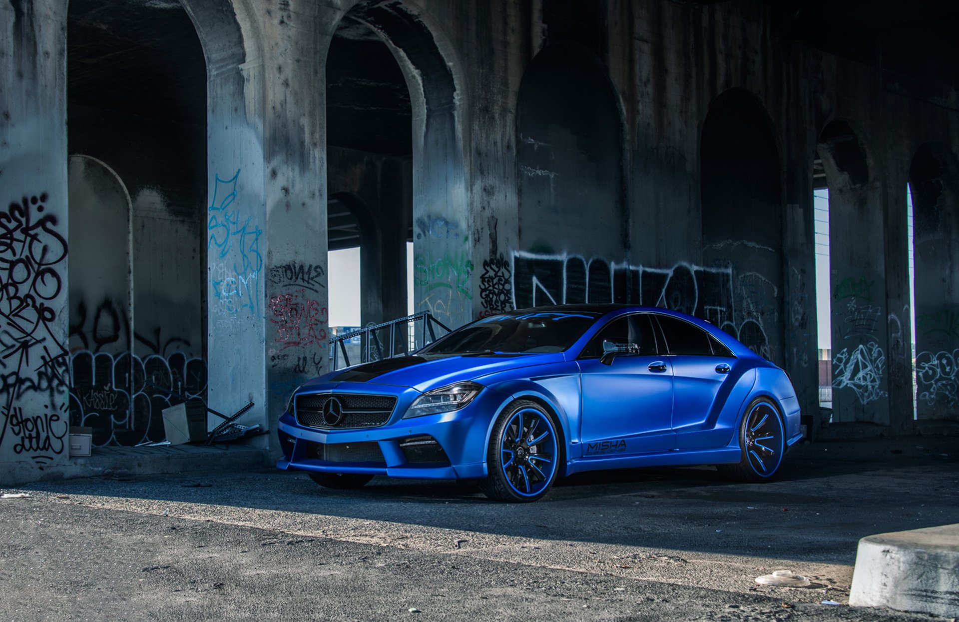 mercedes benz cls550 сторона спереди синий