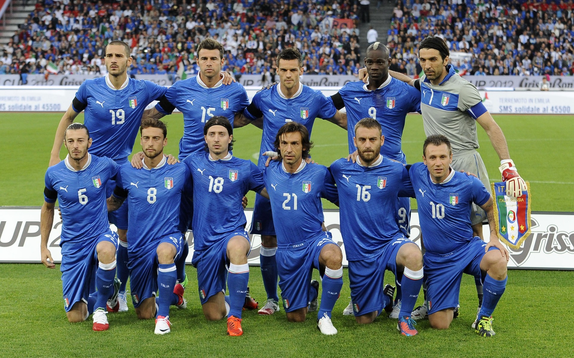 calcio calcio stadio obiettivo concorso partita giochi palla atleta appassionato di sport uomo gambe coppa rugby campione uniforme calciatore squadra campionato italia stelle roma