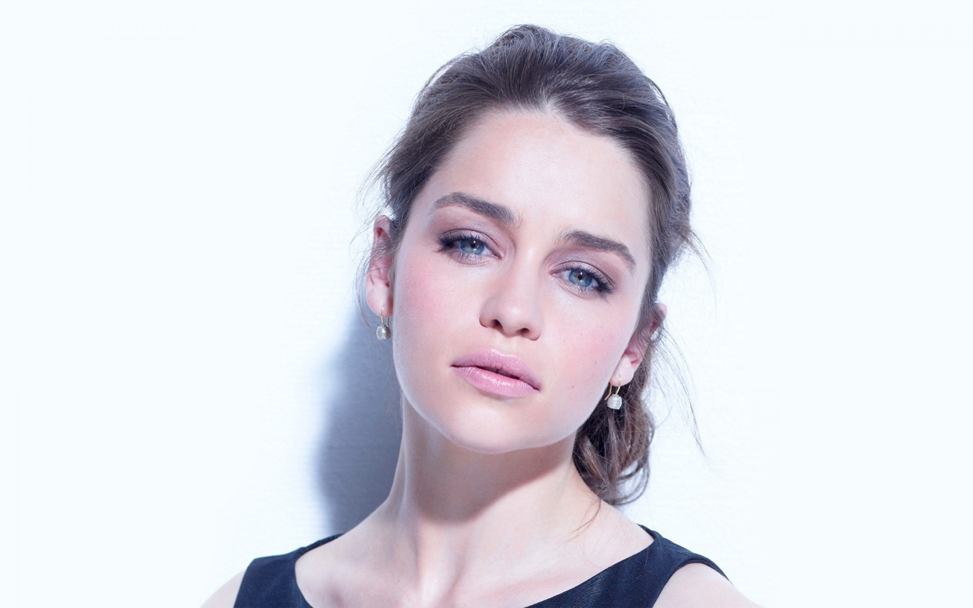 atrizes mulher moda retrato glamour bonita solteiro sexy jovem elegante fofa couro olho olhos azuis loura sorriso game of thrones
