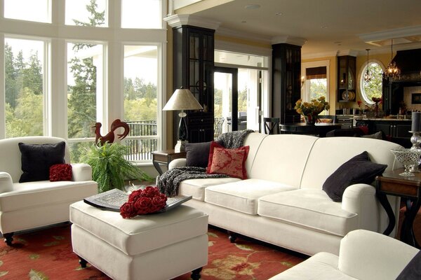 Salon respectable avec canapé blanc et fauteuils