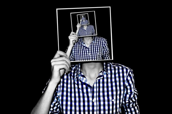 L uomo adulto fa il lavoro fotografico del desktop