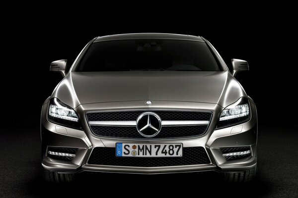 Foto eines steilen Mercedes auf schwarzem Hintergrund