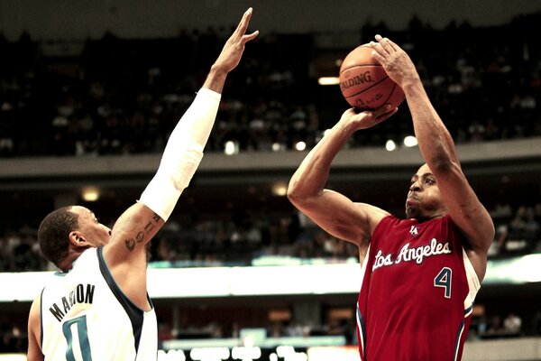 Dois homens adultos jogando basquete