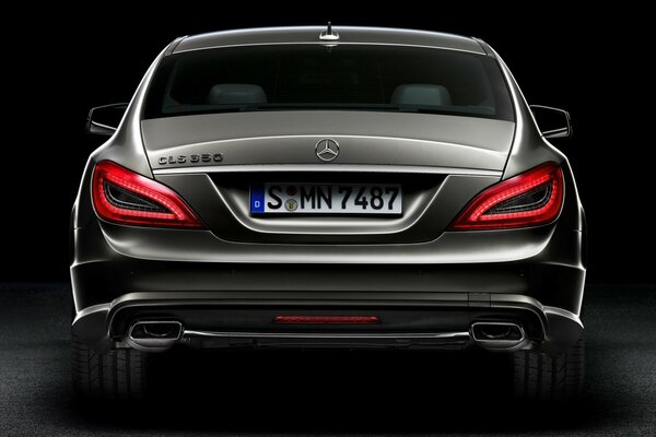 Zdjęcie czarnego Mercedesa na czarnym tle
