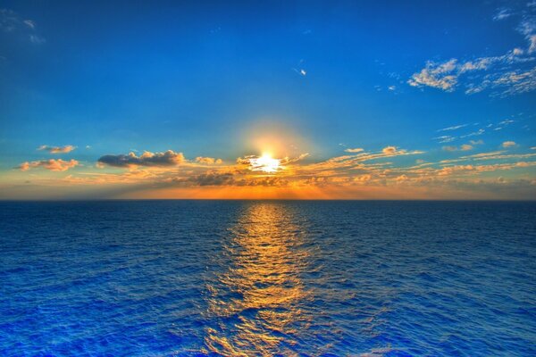 Paysage de coucher de soleil se reflétant dans l eau