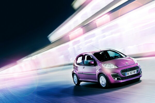 Voiture rose sur la piste