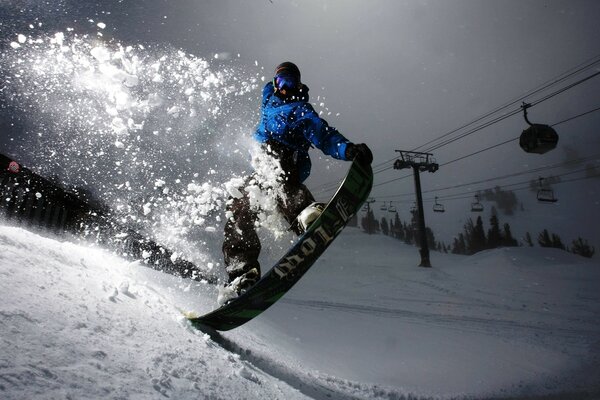 Karlı bir inişte snowboardcunun aşırı gelişi