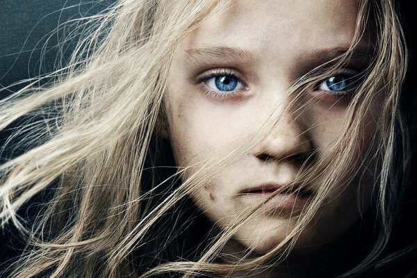 Portrait d une jeune fille avec des cheveux en développement