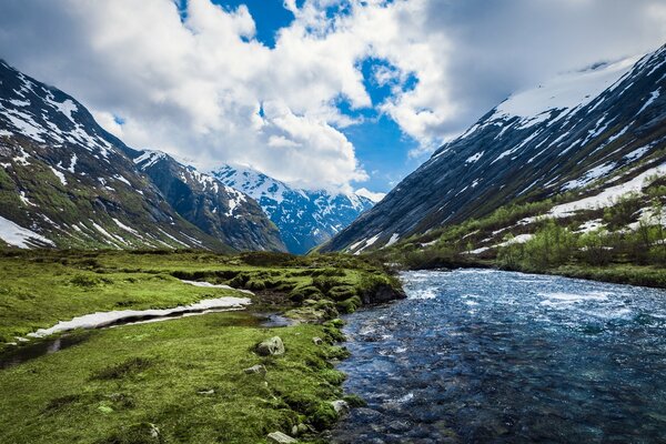 Bellissimo paesaggio del fiume di montagna