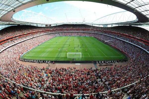 Emirates teki büyük futbol stadyumu