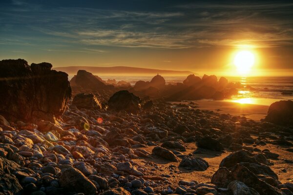 Bunter Sonnenuntergang am Meer