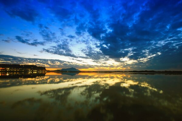 Favoloso tramonto sulla spiaggia di mare