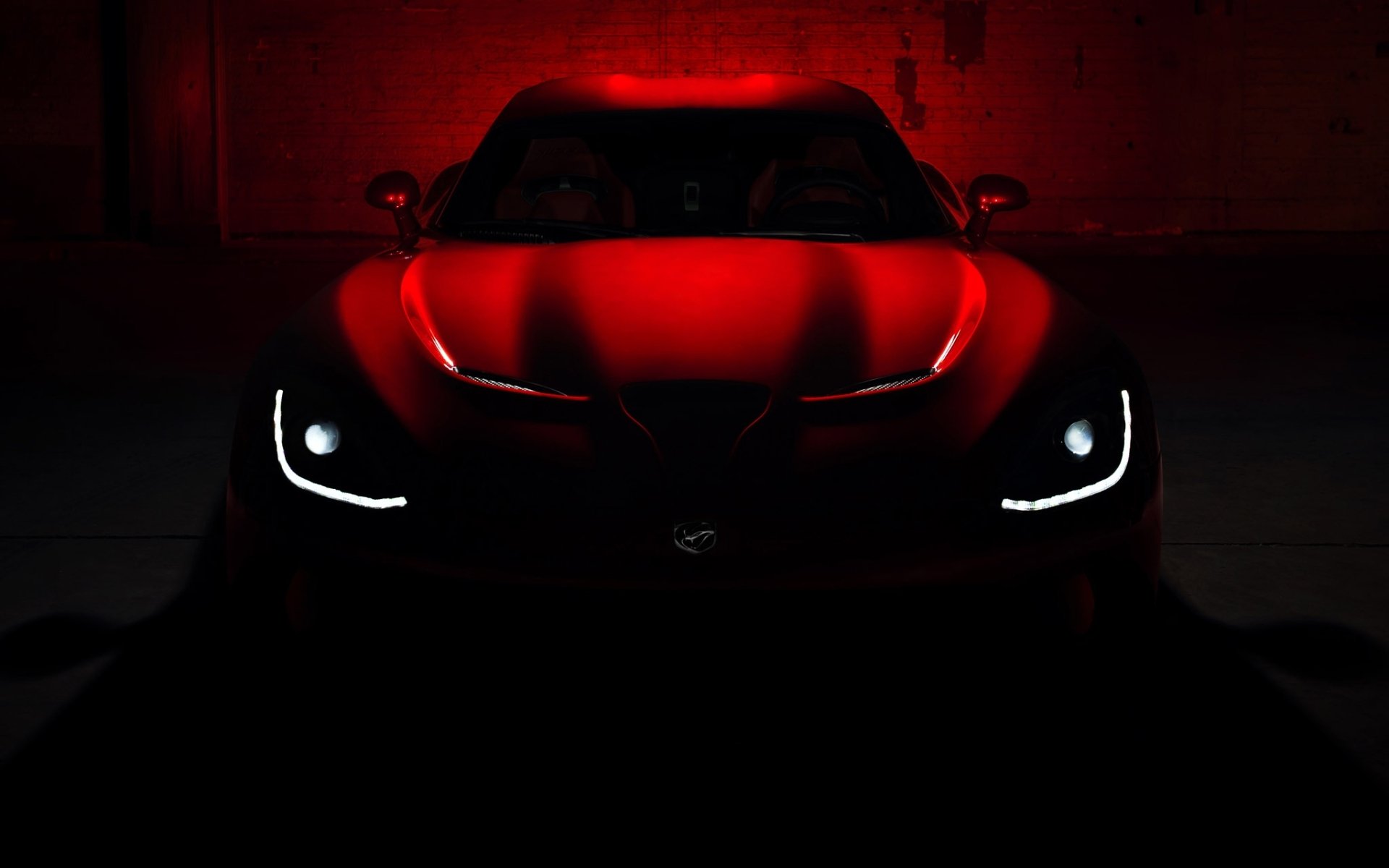 увернуться сто гадюка gts додж вайпер суперкар передок красный фары капот крыша темнота полумрак