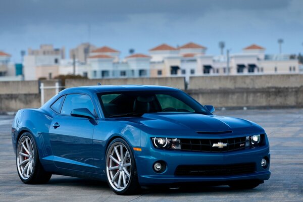 Синий chevrolet camaro ss на фоне города