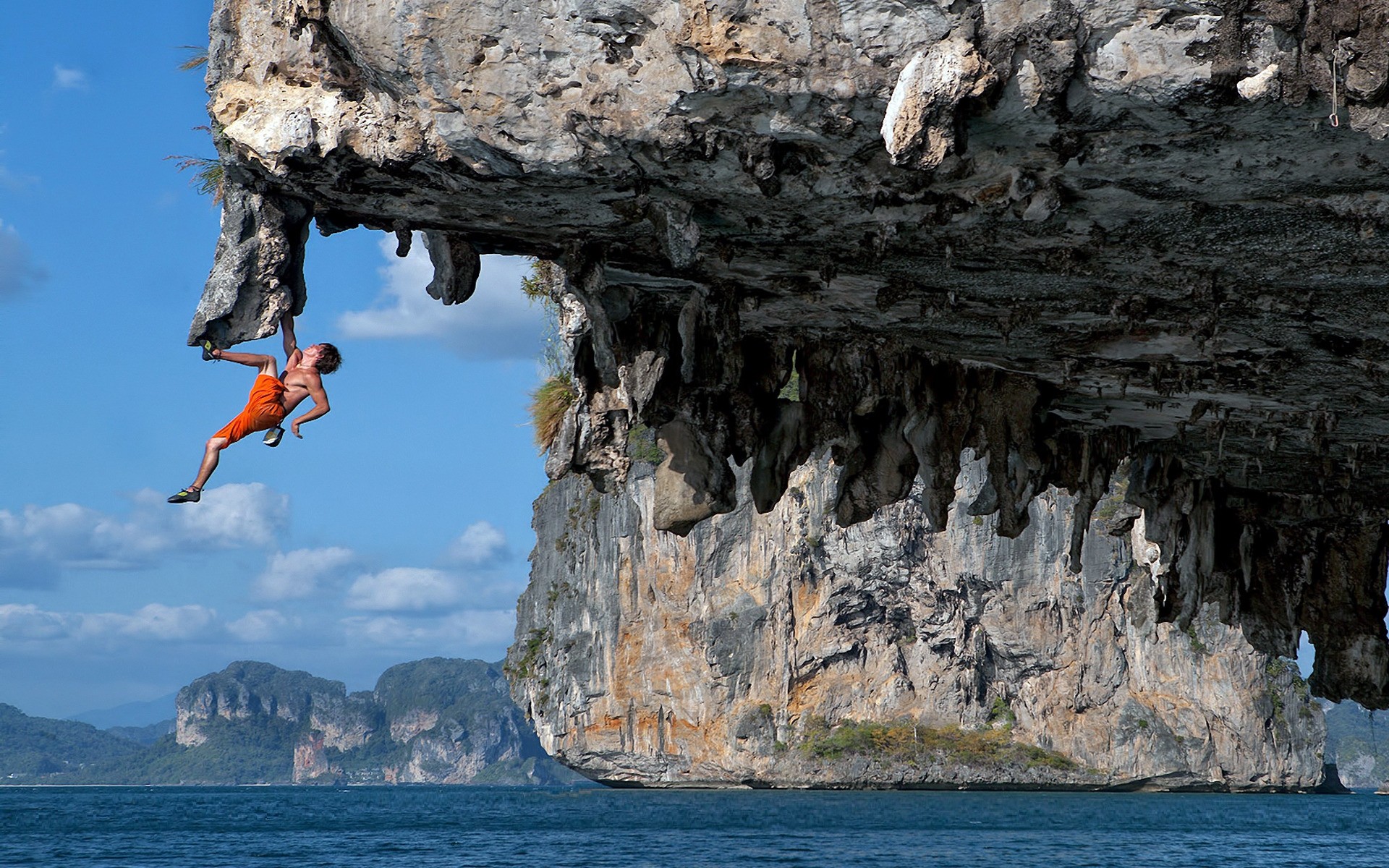 escalada agua roca al aire libre mar naturaleza viajes mar cueva océano paisaje luz del día vacaciones vacaciones aventura turismo escénico geología azul piedras hombre