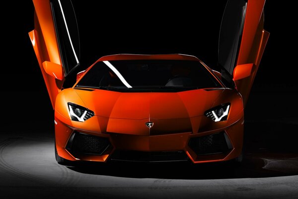 Lamborghini красная с открытыми дверями вверх
