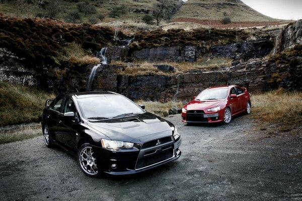 Coches Mitsubishi en medio de las montañas