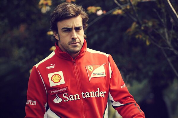 Hombre con chaqueta deportiva Ferrari