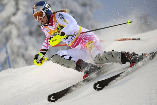 Skieuse en descente