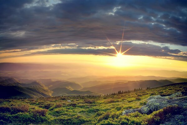 Unglaublicher Sonnenuntergang vor dem Hintergrund der Berge