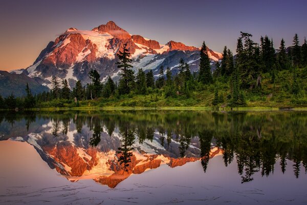 Hervorragende See Reflexion Landschaft