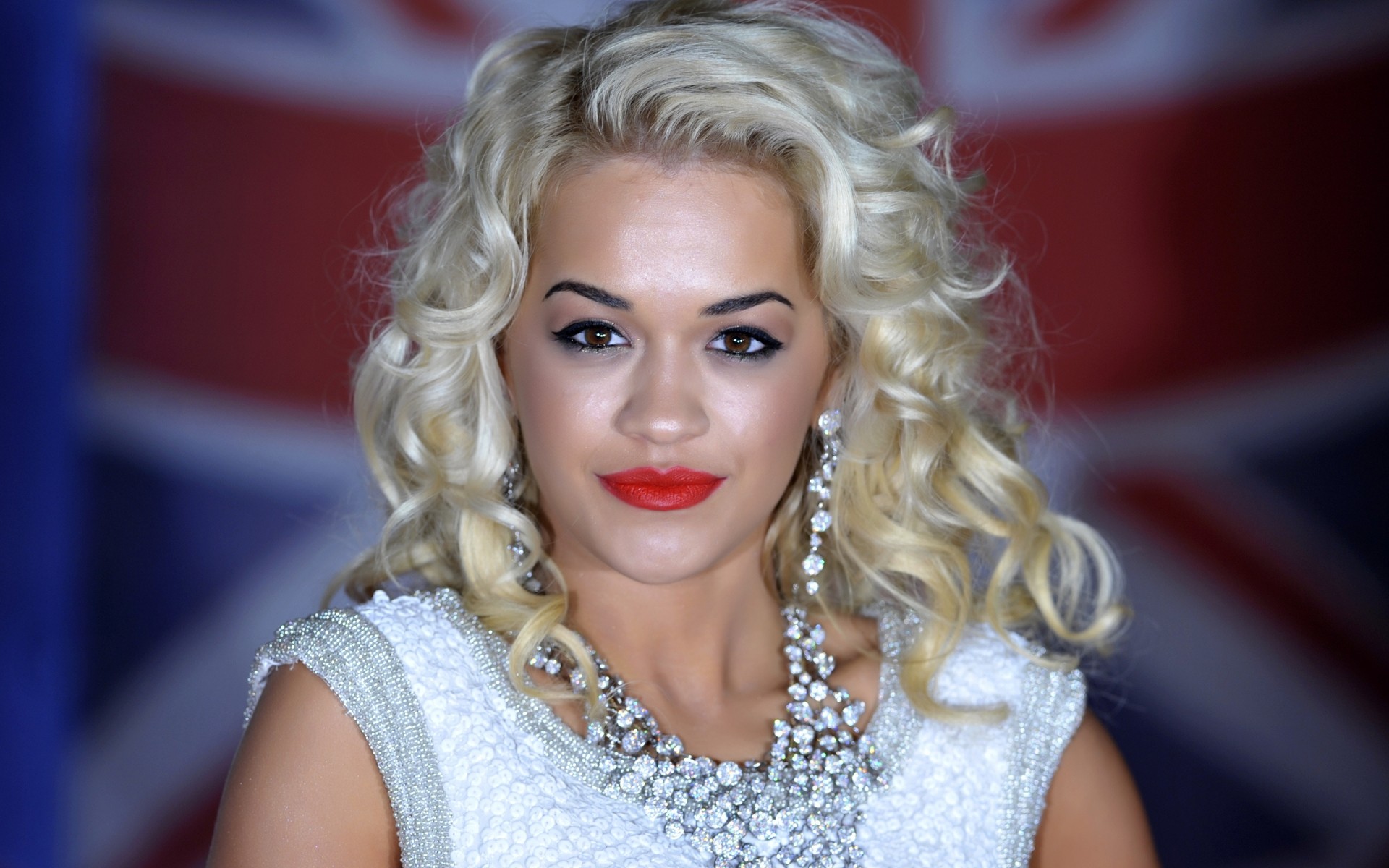 chanteuse femme portrait mode unique adulte fille modèle glamour belle robe coifure porter rita ora célébrité célébrité célébrité