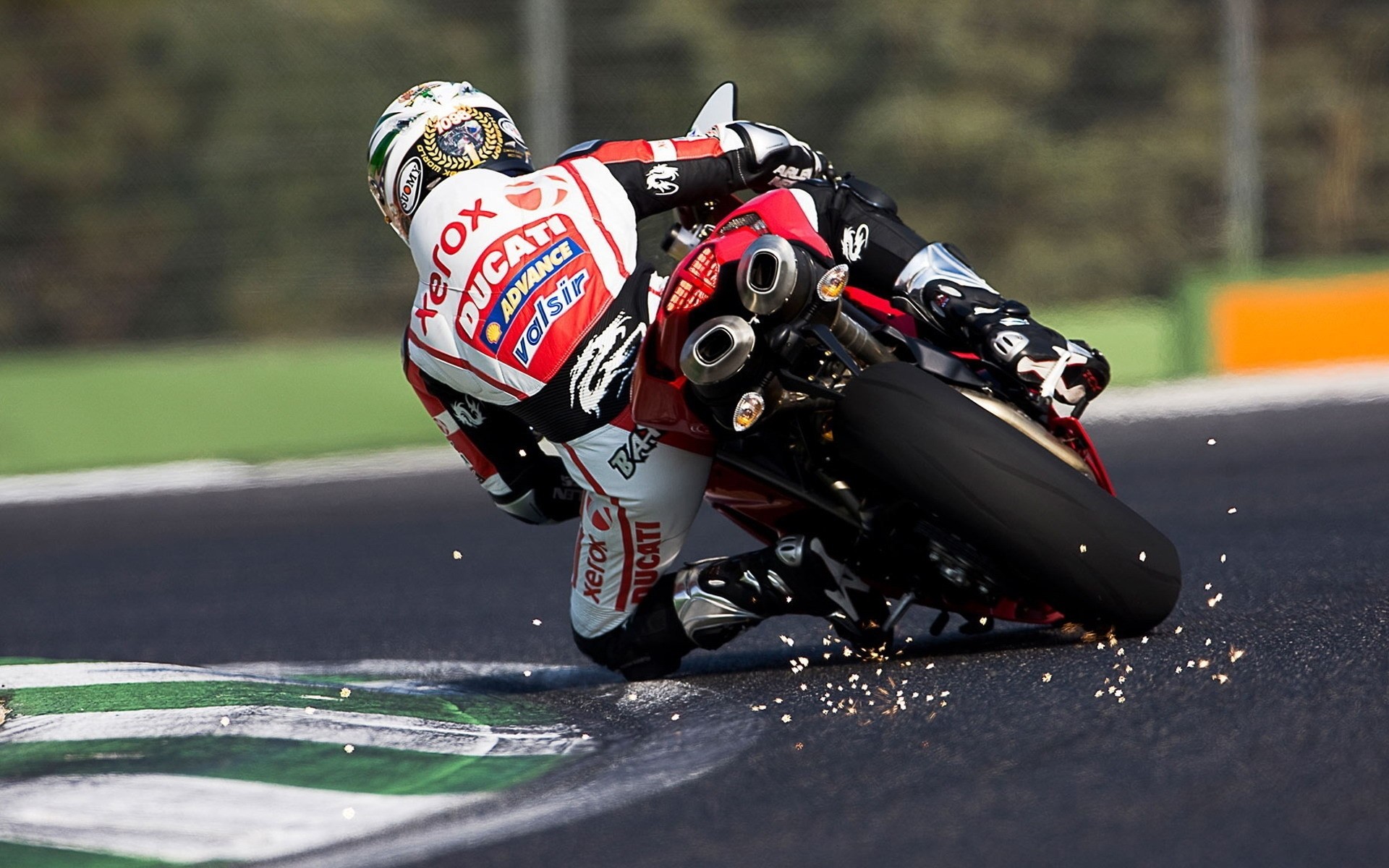 ducati bicicleta carreras competencia campeonato coche prisa máquina trabajo en equipo lema motor carreras de motos