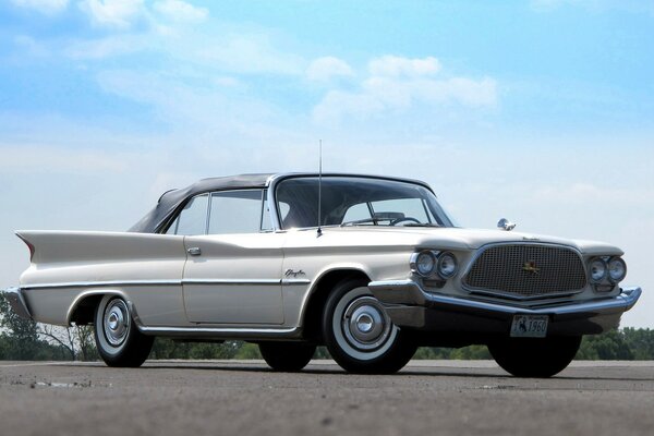 Voiture classique sur fond de nature