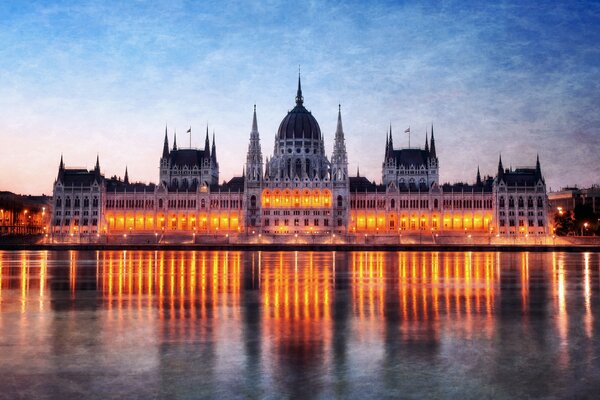 Das Abendschloss verschmilzt mit dem Fluss