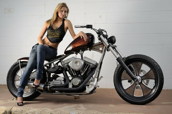 Fille sur une moto Harley Davidson