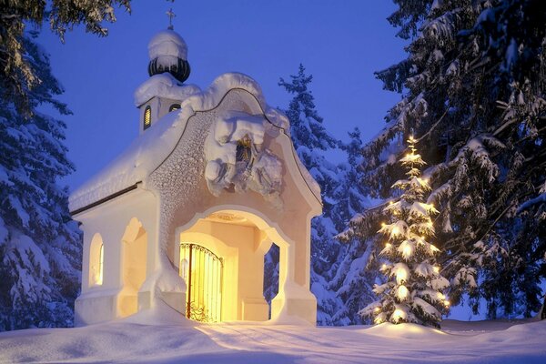 Navidad. Noche de nieve de invierno