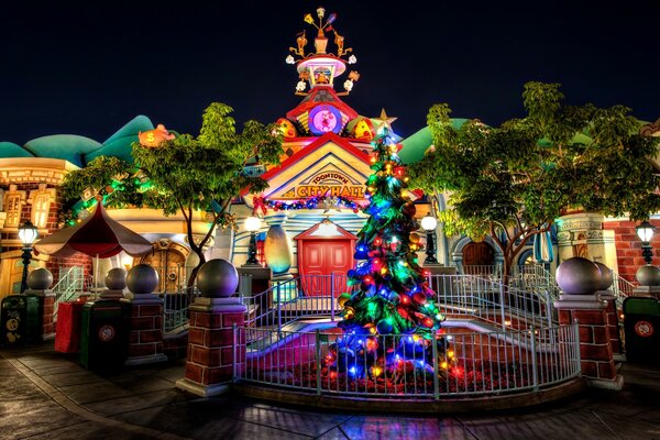 Árvore de Natal festiva com bolas e guirlanda