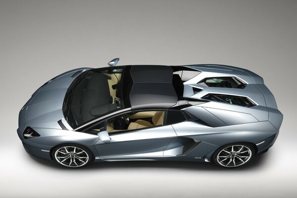 Carro Lamborghini com interior bege