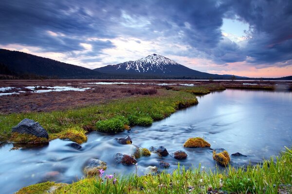 Hermoso río en el fondo de la montaña