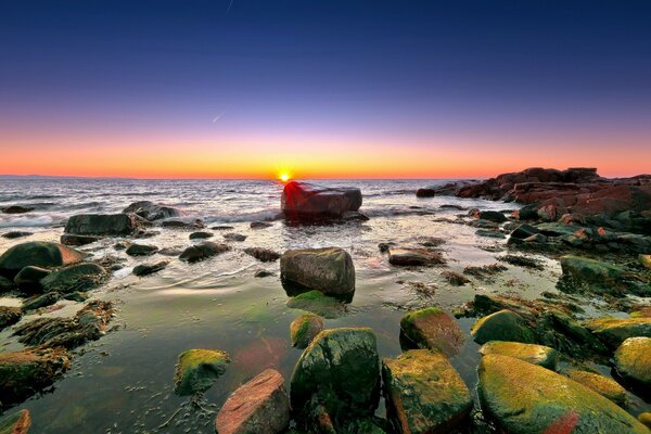 Piedras costeras del mar de la tarde