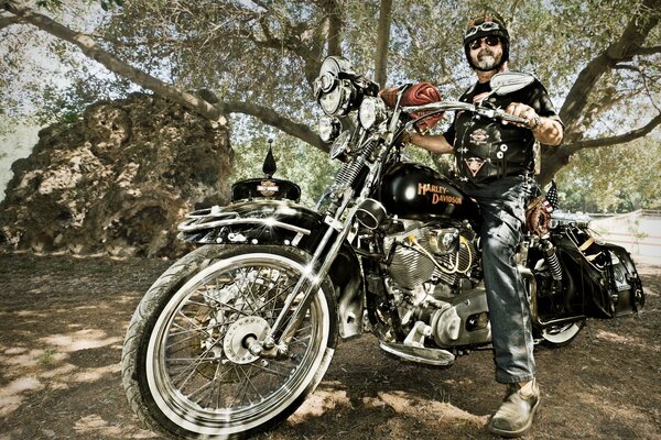 Un homme portant un casque sur un motard