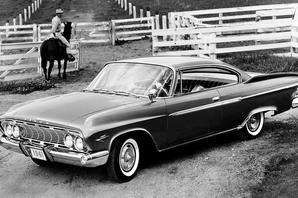 Photo en noir et blanc d une voiture des années 60 dans un Ranch