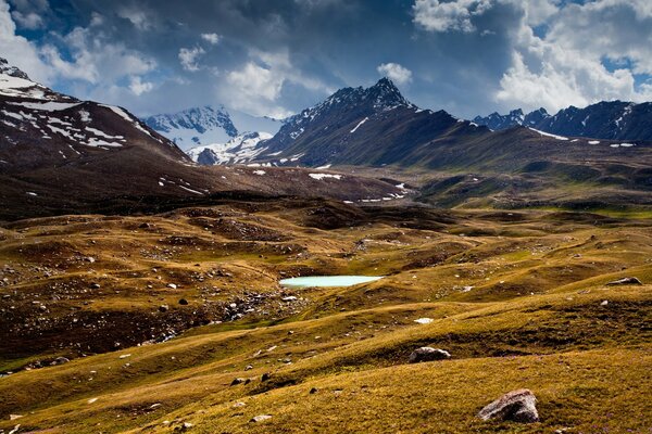 Hermoso paisaje a través de los ojos del viajero