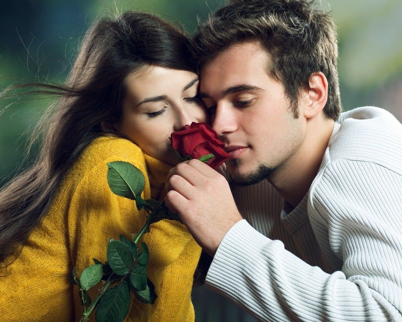 coppie innamorate romanticismo amore donna amore due stare insieme uomo espressione facciale adulto indossare ragazza ritratto coppia flirtare romantico bruna abbraccio amicizia divertimento