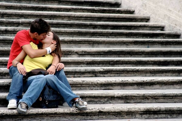 Pareja enamorada en los escalones