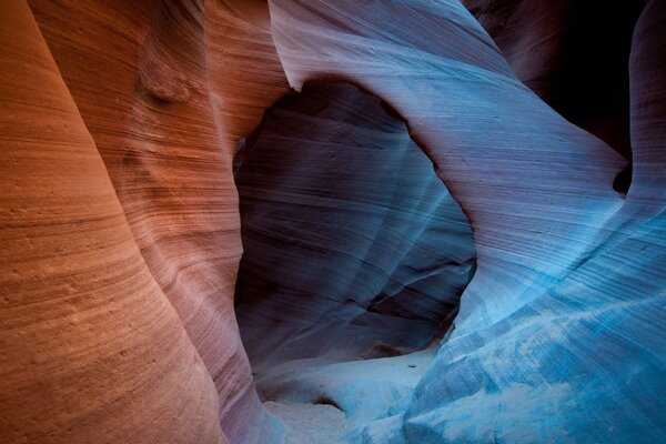 Canyon rayé aux États-Unis. Texture de pierres rouges et bleues