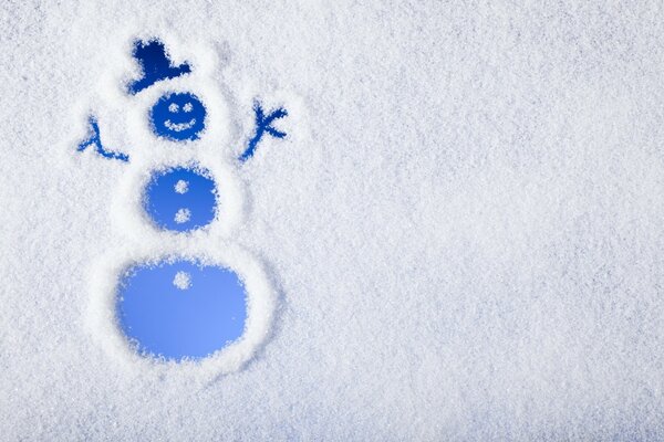 Pupazzo di neve dipinto sulla neve con un cappello