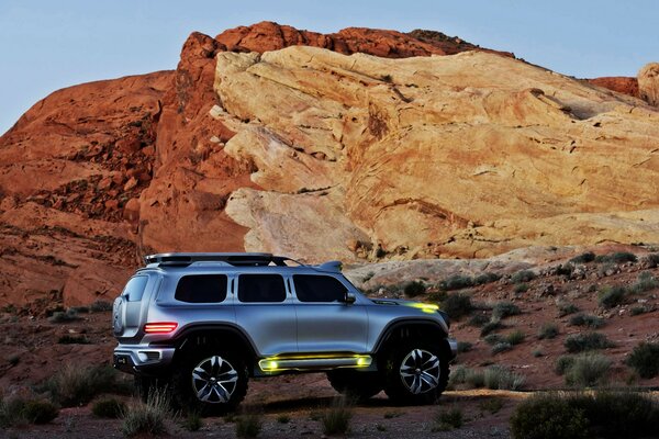 Jeep americana nel deserto sullo sfondo delle rocce