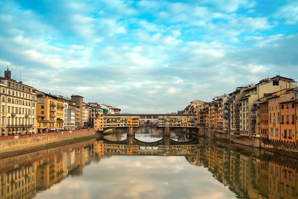 Włoskie miasto nad rzeką w ciągu dnia