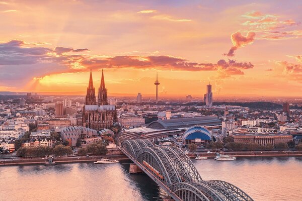 Deutschlands Stadt bei Sonnenuntergang